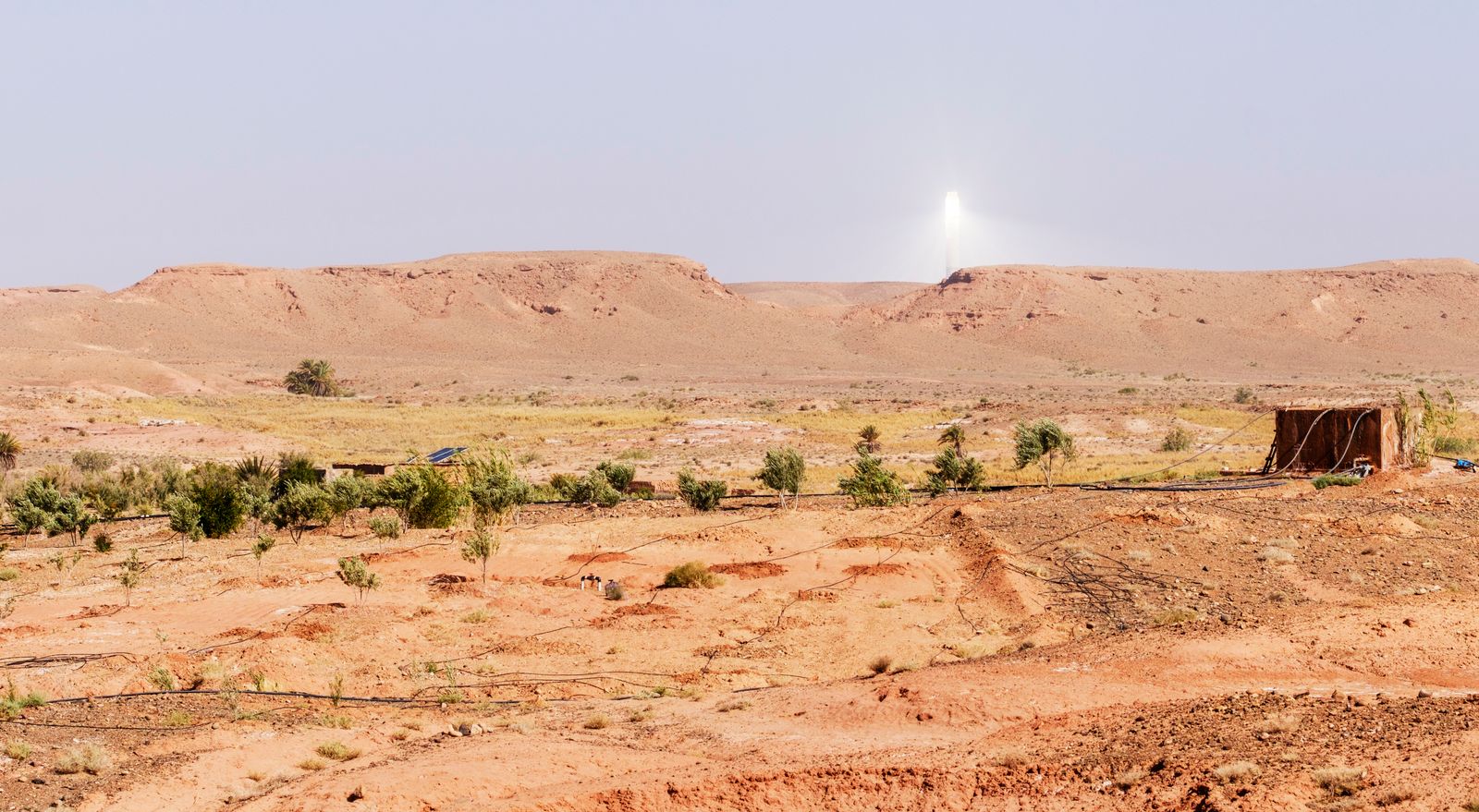 Installation solaire dans un paysage désertique