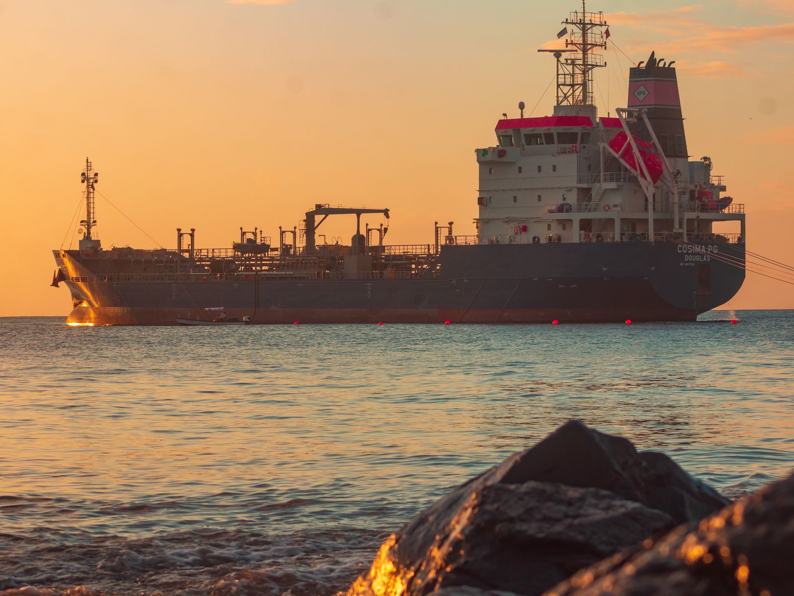 Pétrolier naviguant au large